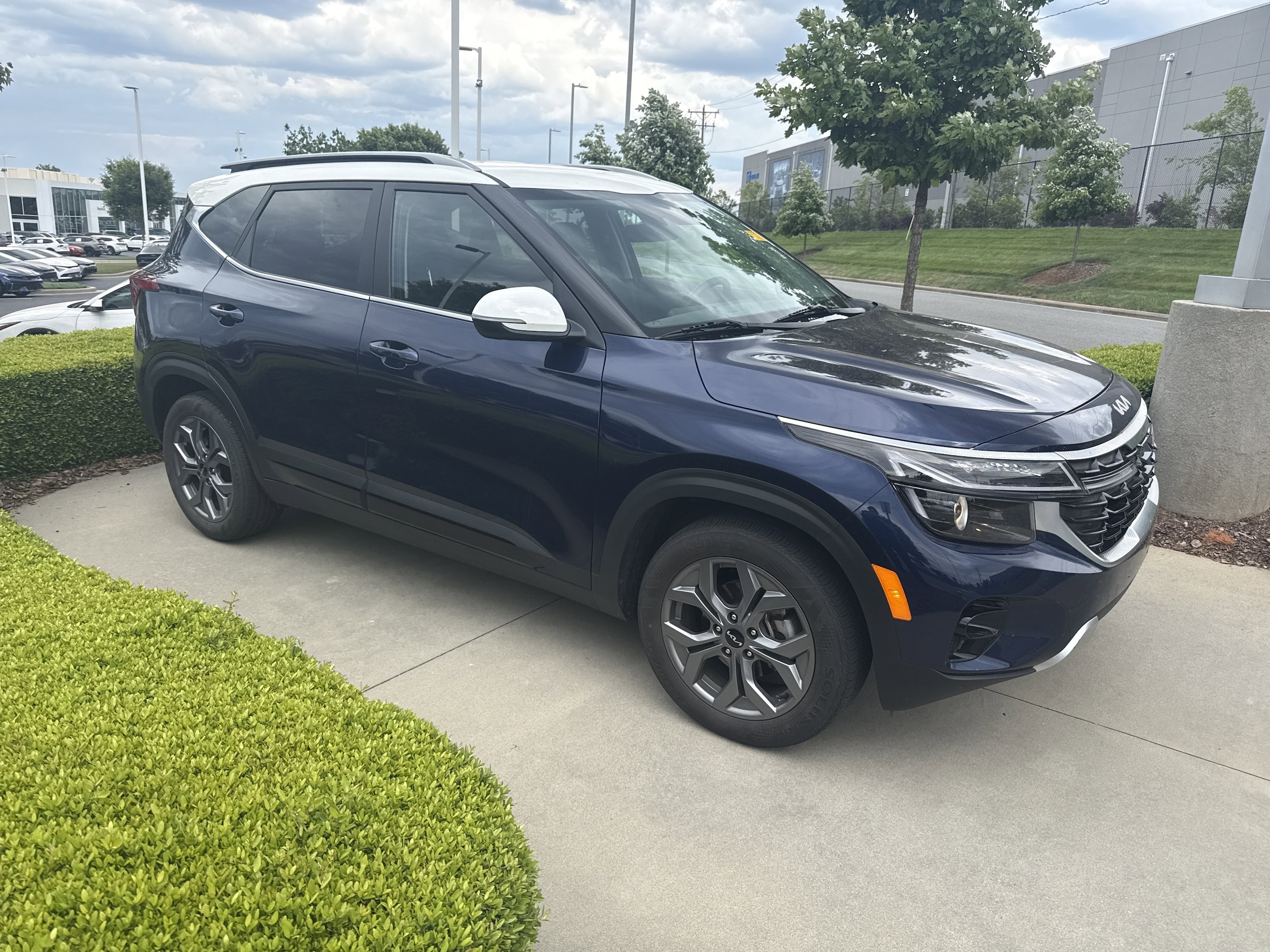 2024 Kia Seltos S photo 2