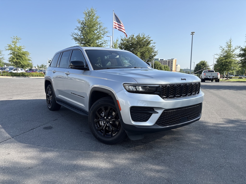 Used 2023 Jeep Grand Cherokee Altitude SUV
