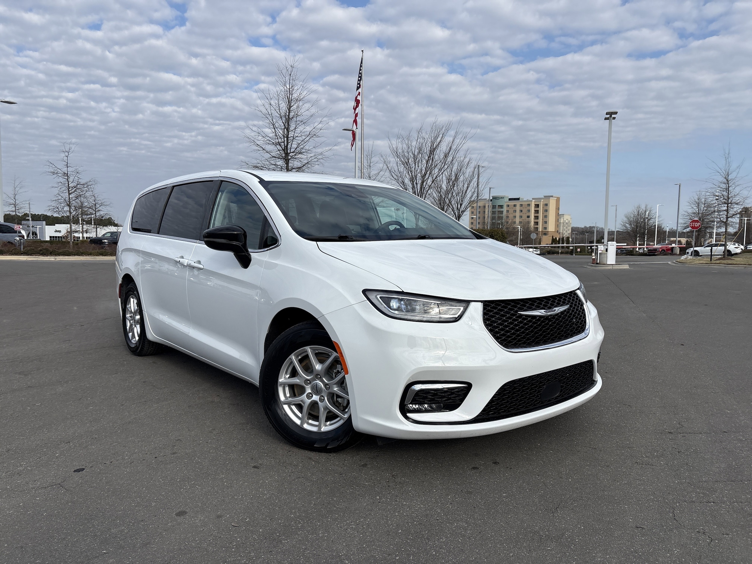 2024 Chrysler Pacifica Touring L photo 2