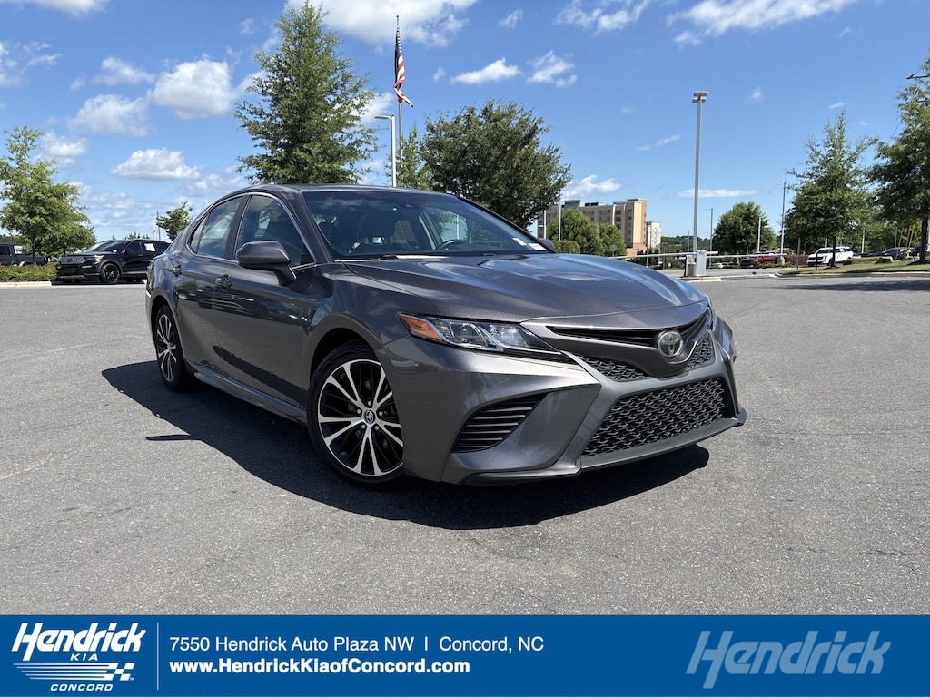 Used 2018 Toyota Camry SE Sedan