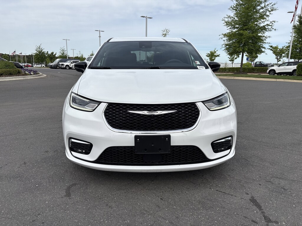 Used 2025 Chrysler Pacifica Select Minivan