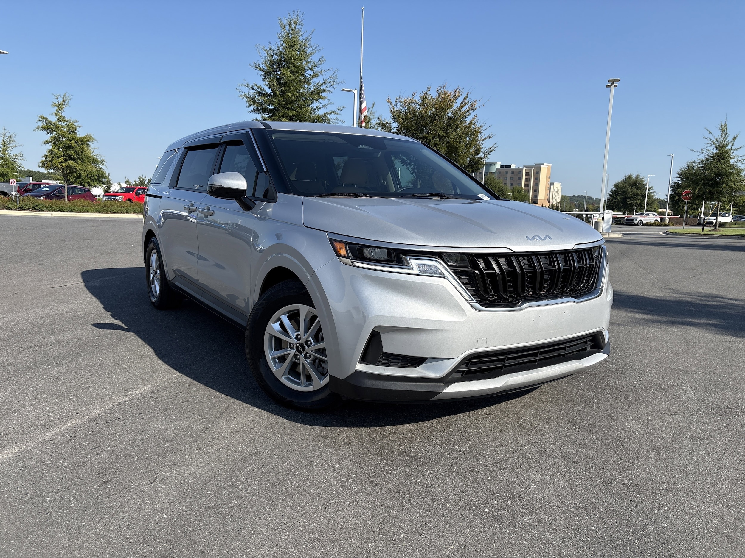 2023 Kia Carnival LX photo 2
