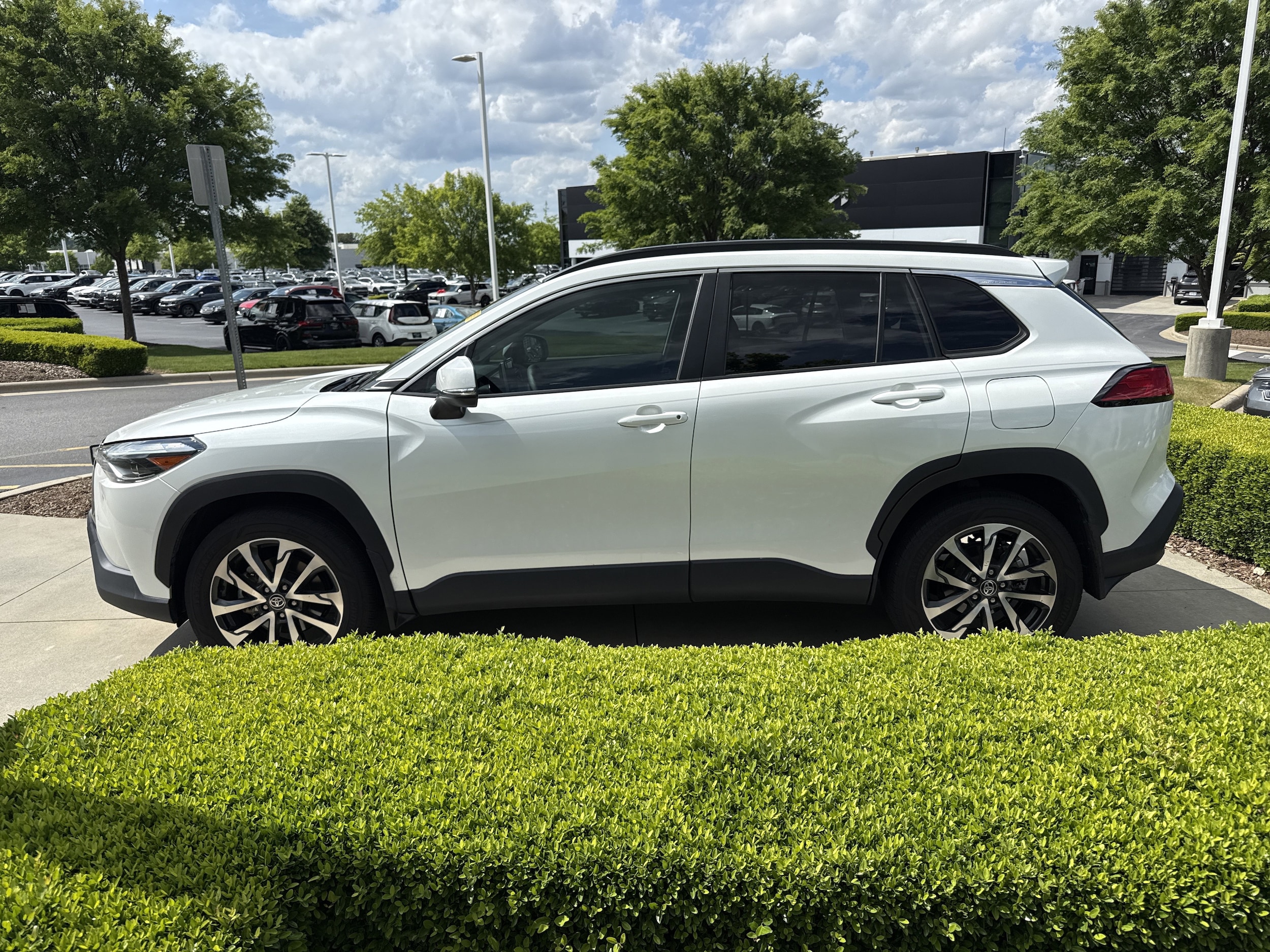 2023 Toyota Corolla Cross XLE photo 6