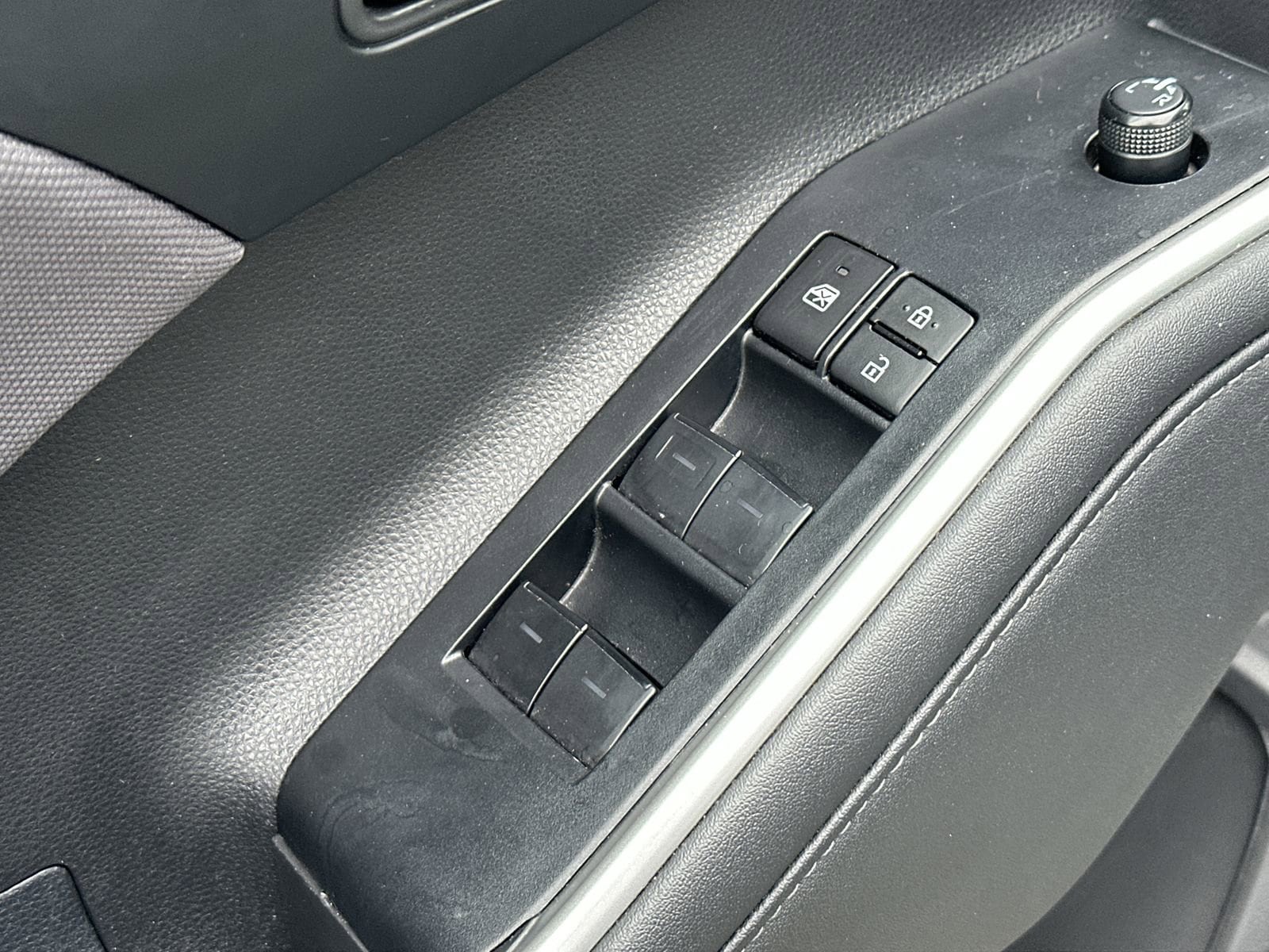 2024 Toyota Highlander LE photo 2