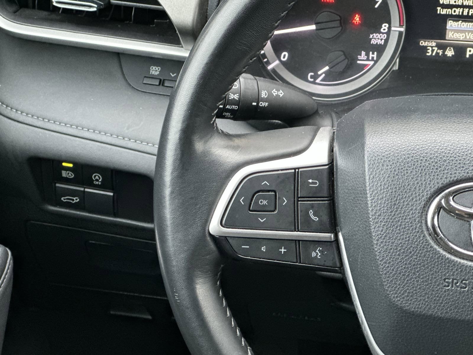 2024 Toyota Highlander LE photo 3