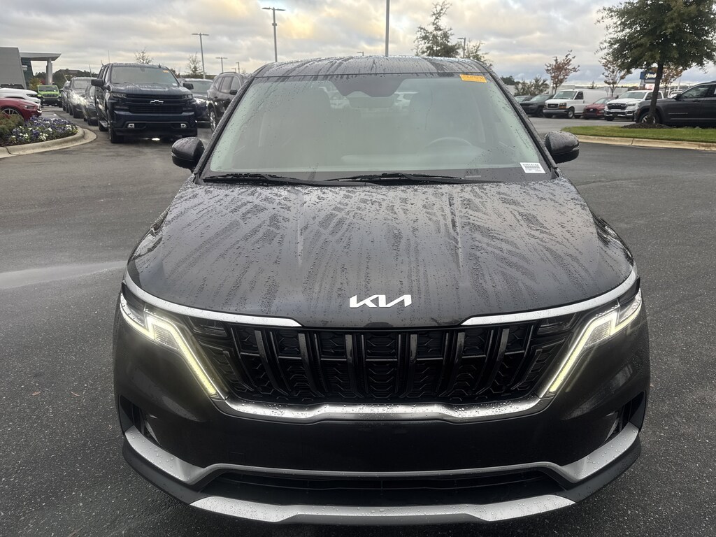 Certified 2023 Kia Carnival LX Minivan