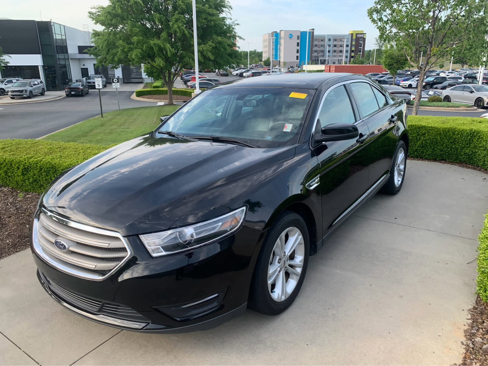 2018 Ford Taurus SEL photo 3