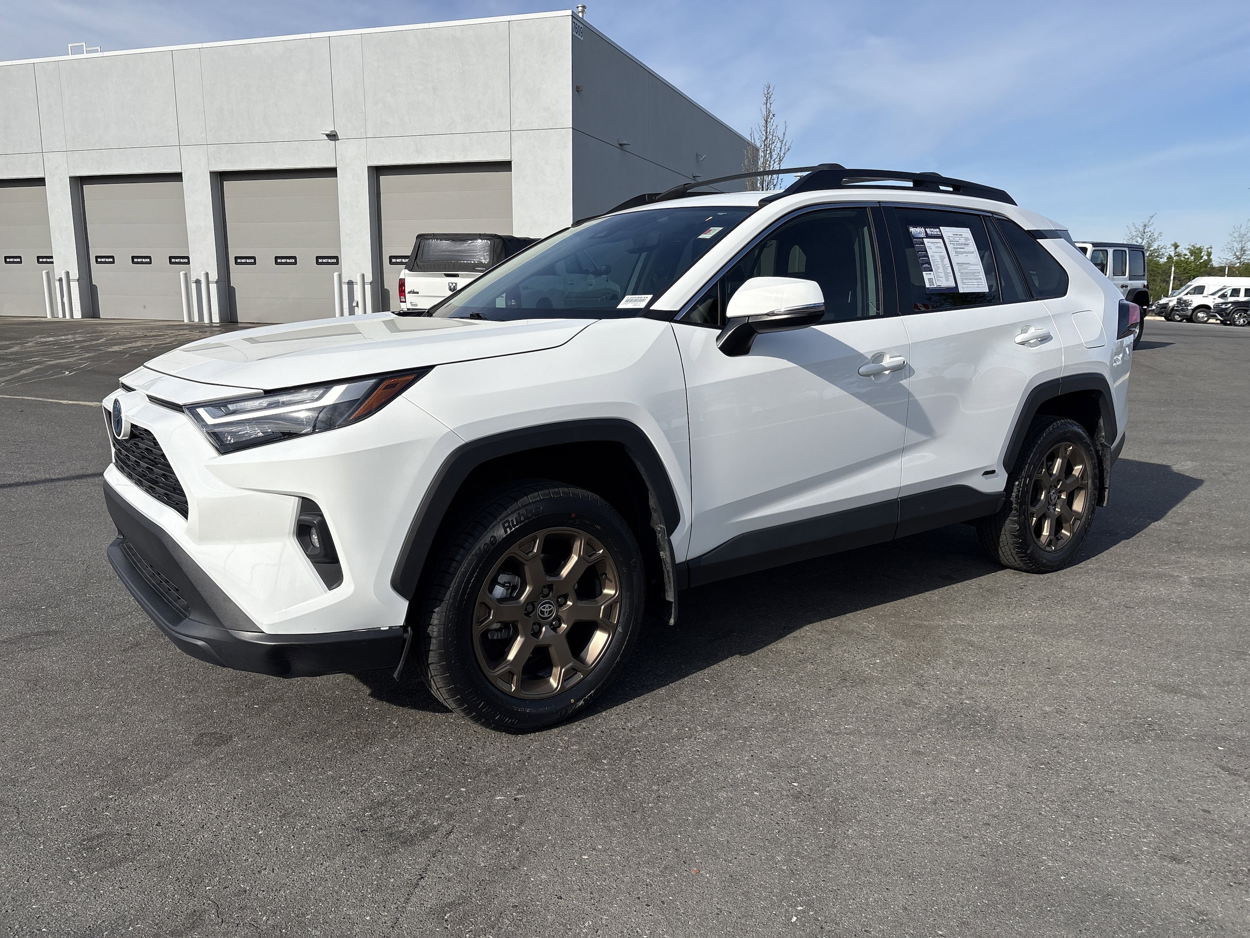 2023 Toyota RAV4 Hybrid XLE photo 2