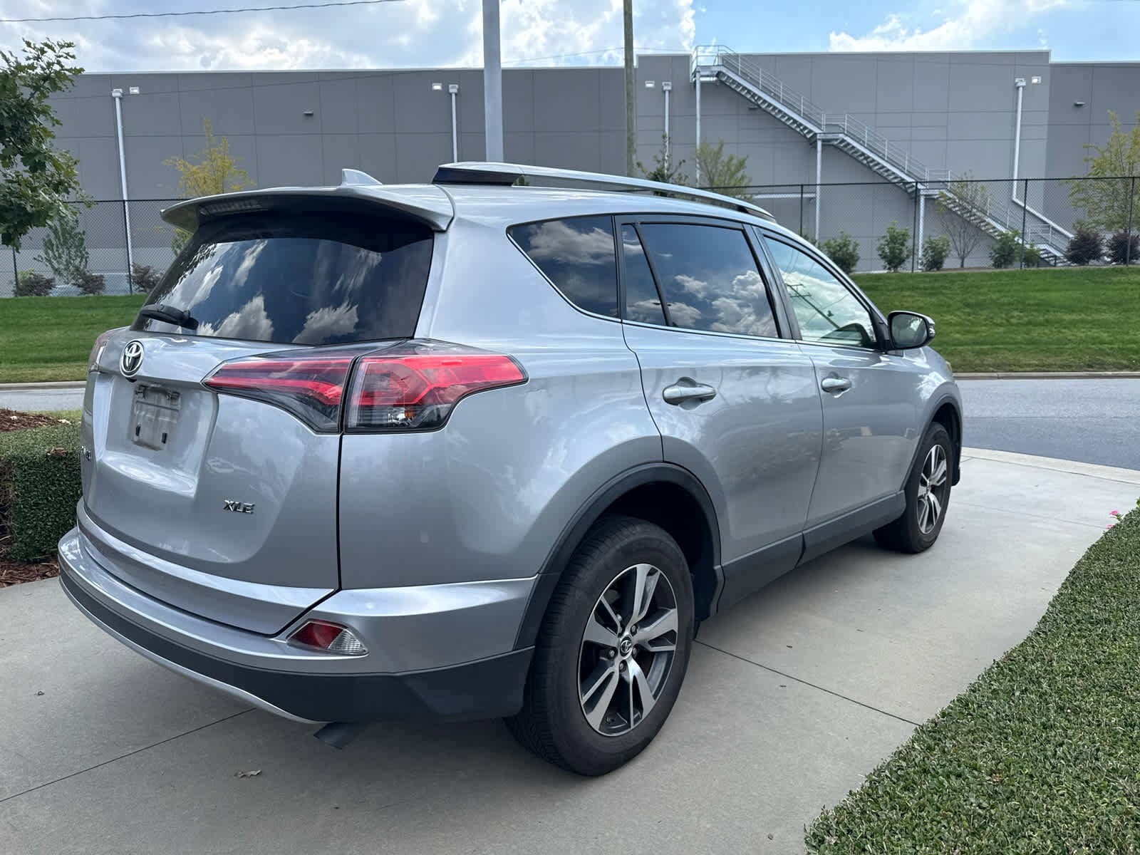 2018 Toyota RAV4 XLE photo 3