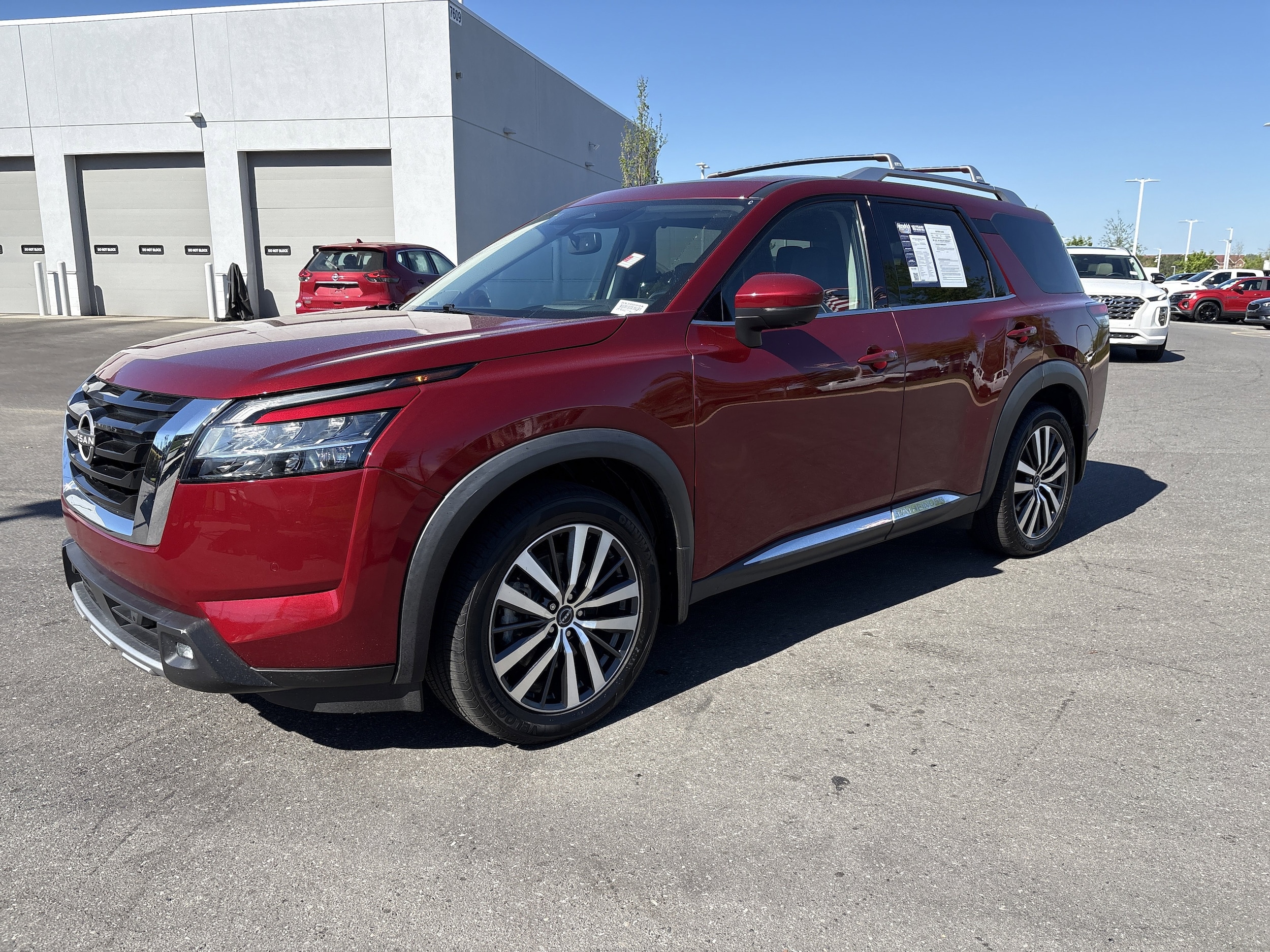 2022 Nissan Pathfinder Platinum photo 6