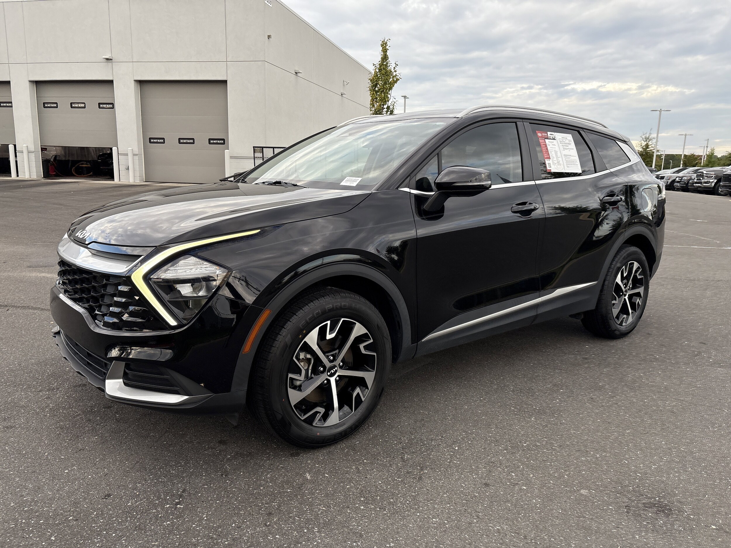 2023 Kia Sportage EX photo 3