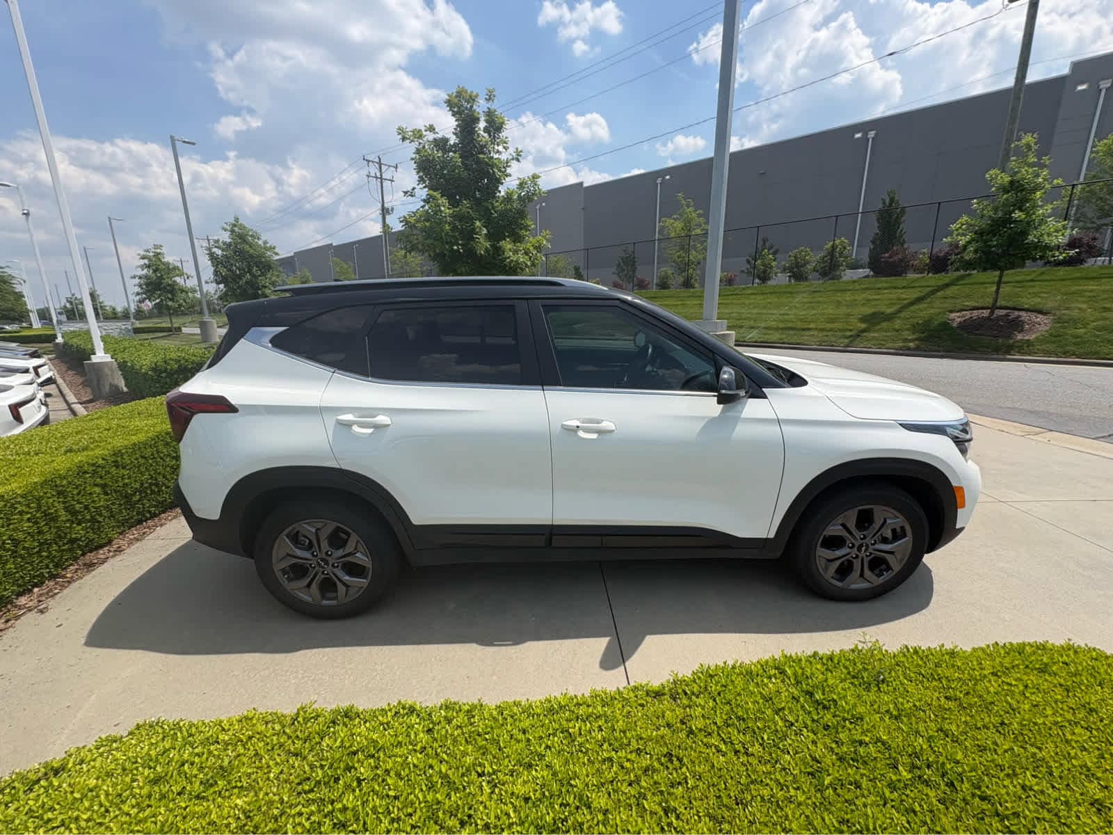 2024 Kia Seltos S photo 2