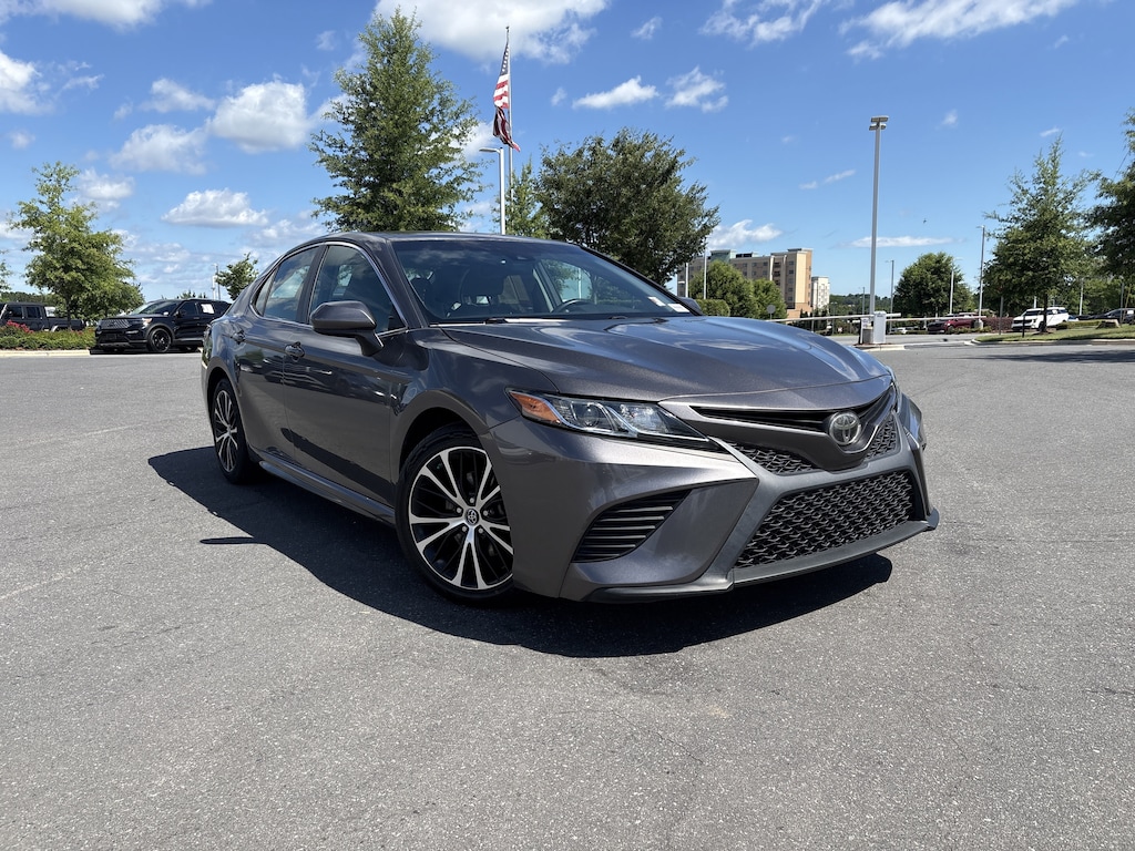 Used 2018 Toyota Camry SE Sedan
