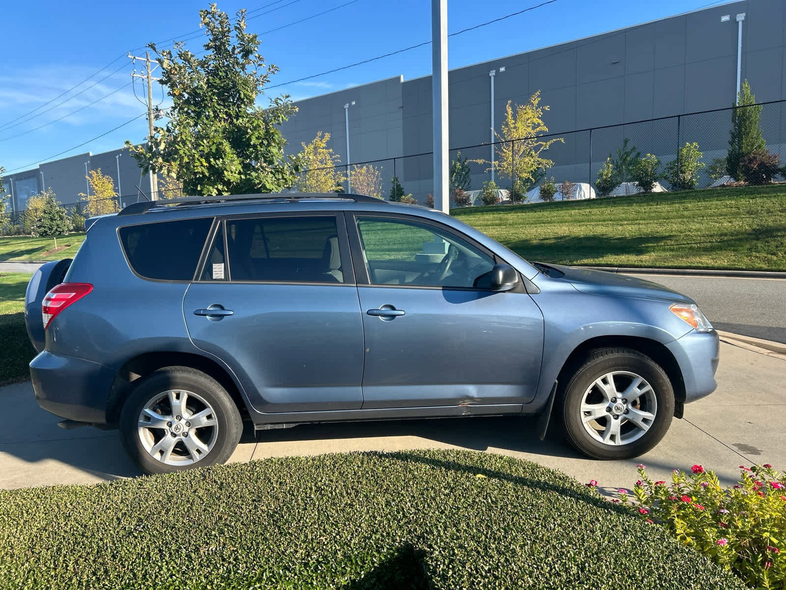 2012 Toyota RAV4 LE photo 2