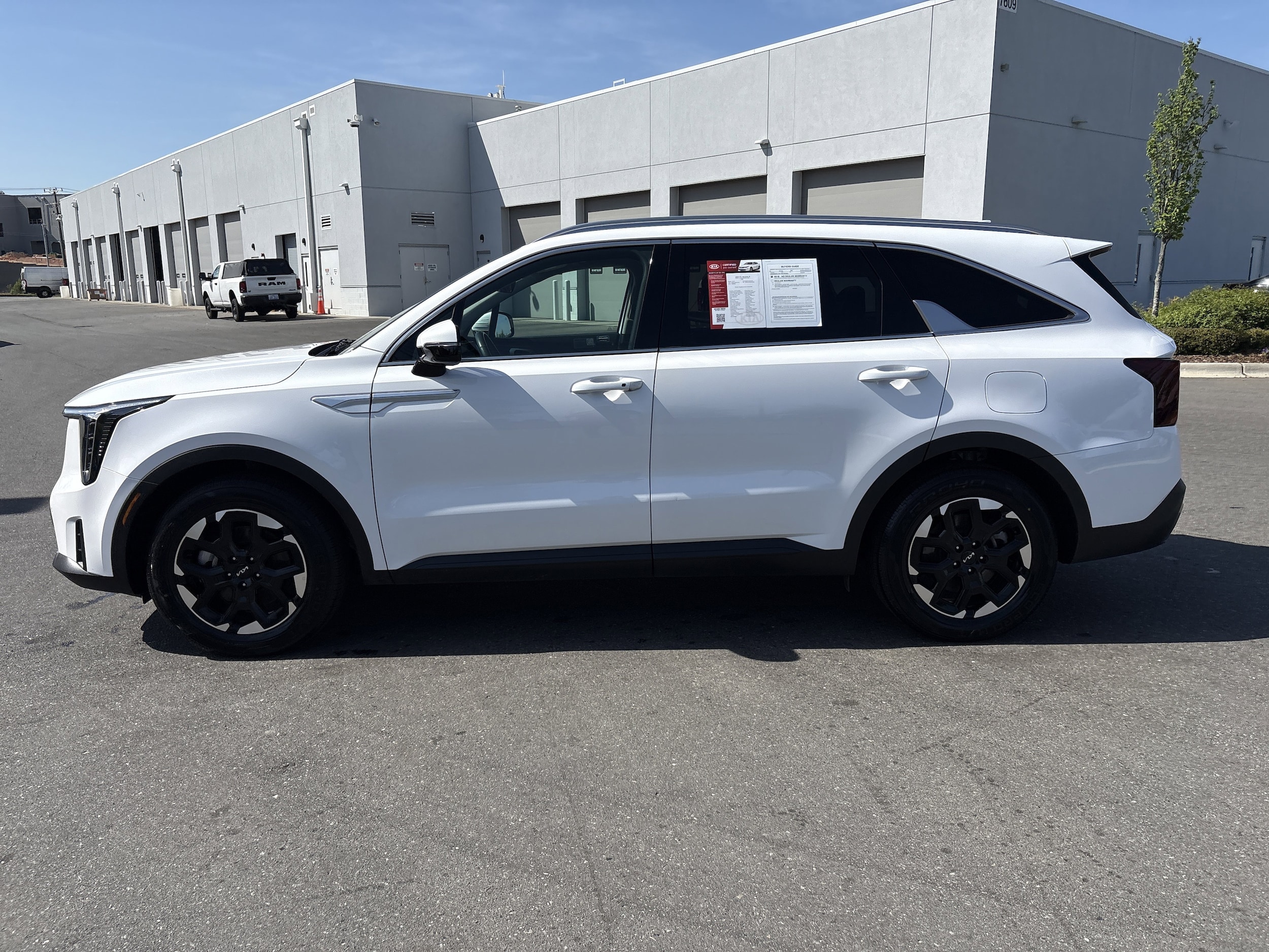 2024 Kia Sorento S photo 2