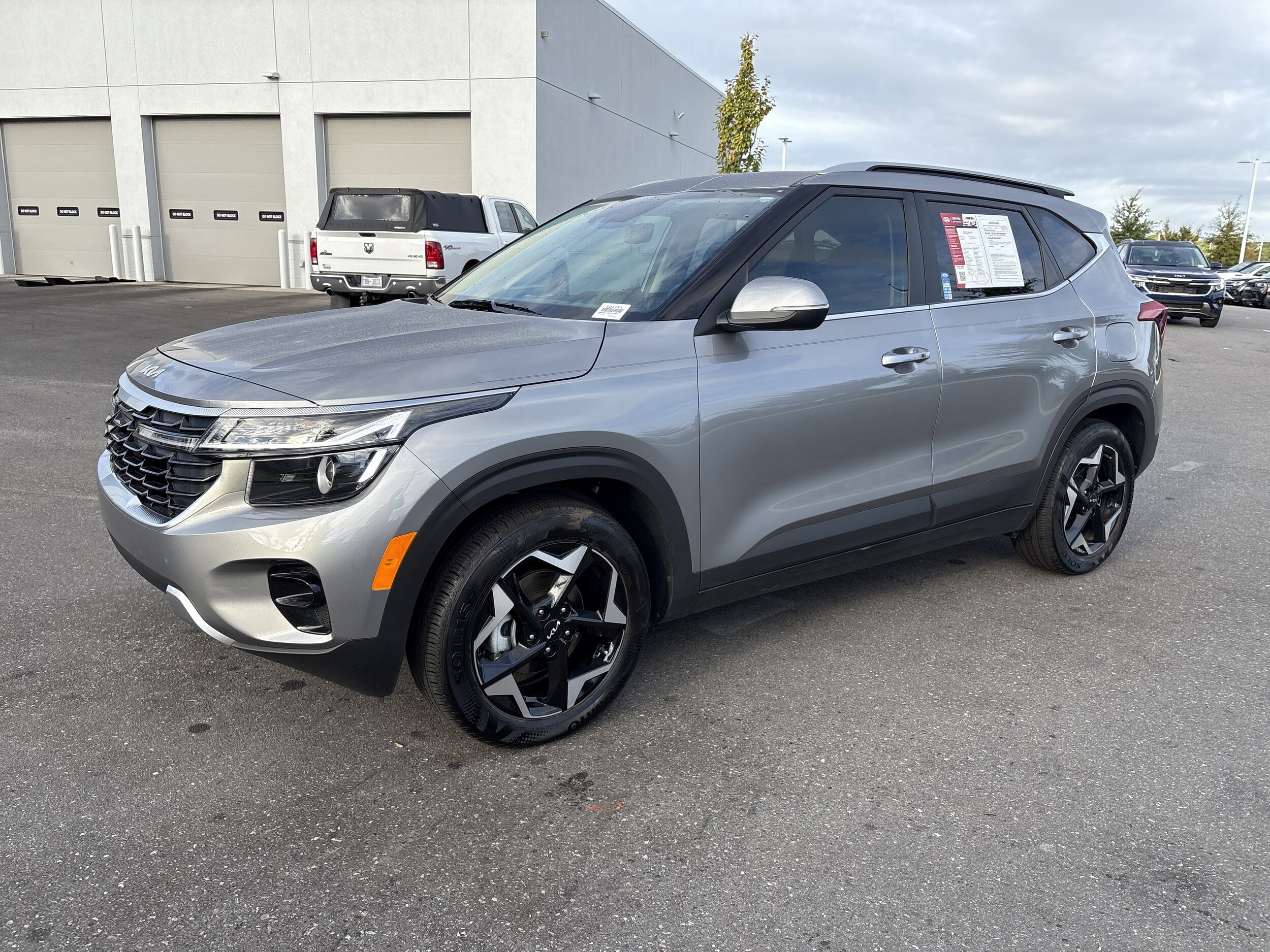 2025 Kia Seltos EX photo 3