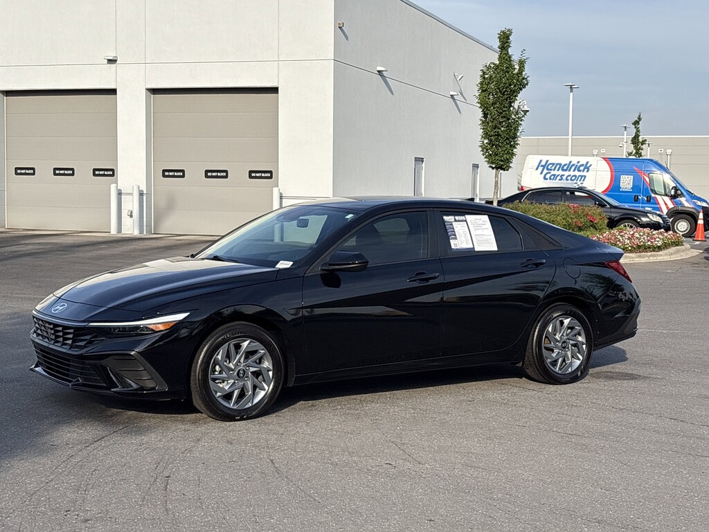 Used 2025 Hyundai Elantra Hybrid Blue Sedan