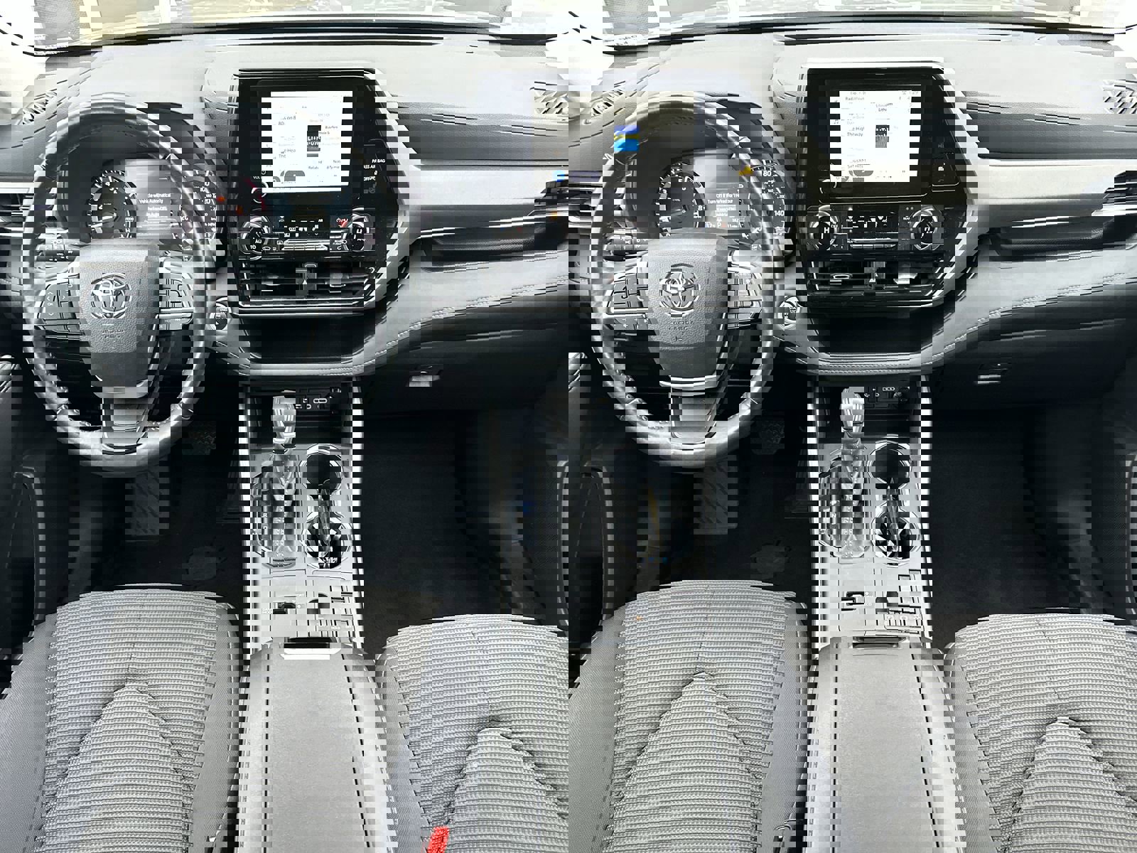 2024 Toyota Highlander LE photo 5