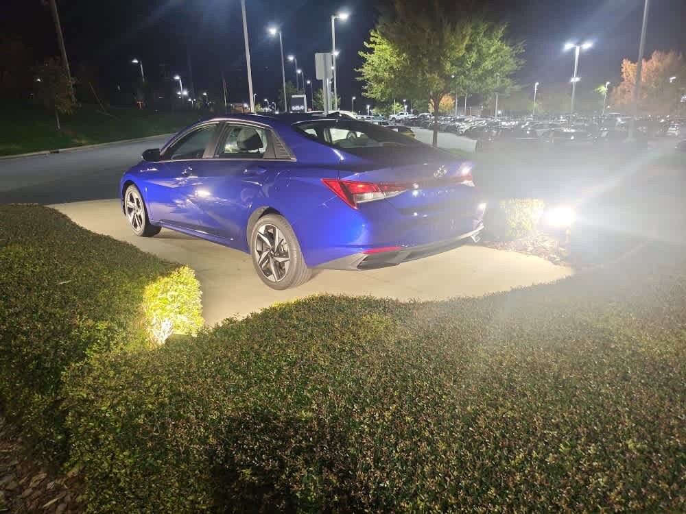 2023 Hyundai Elantra SEL photo 3