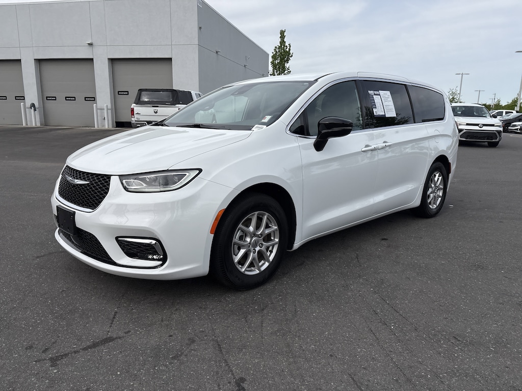 Used 2025 Chrysler Pacifica Select Minivan