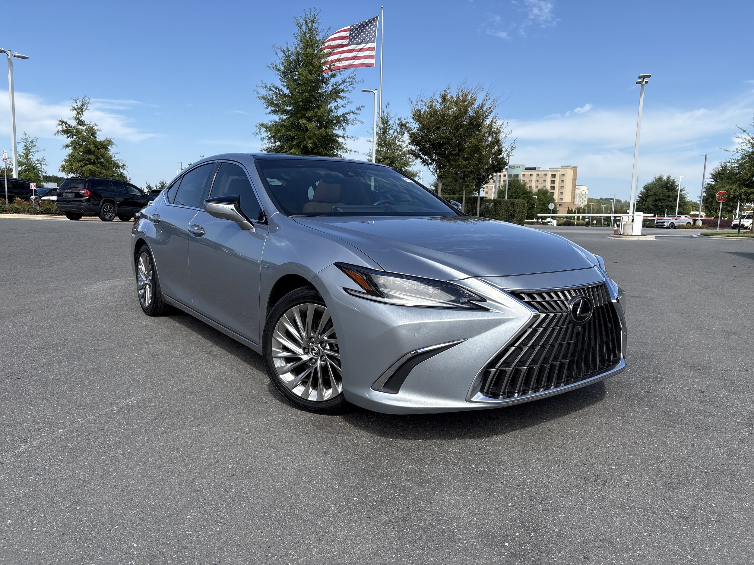 2022 Lexus ES 350 Ultra Luxury photo 2
