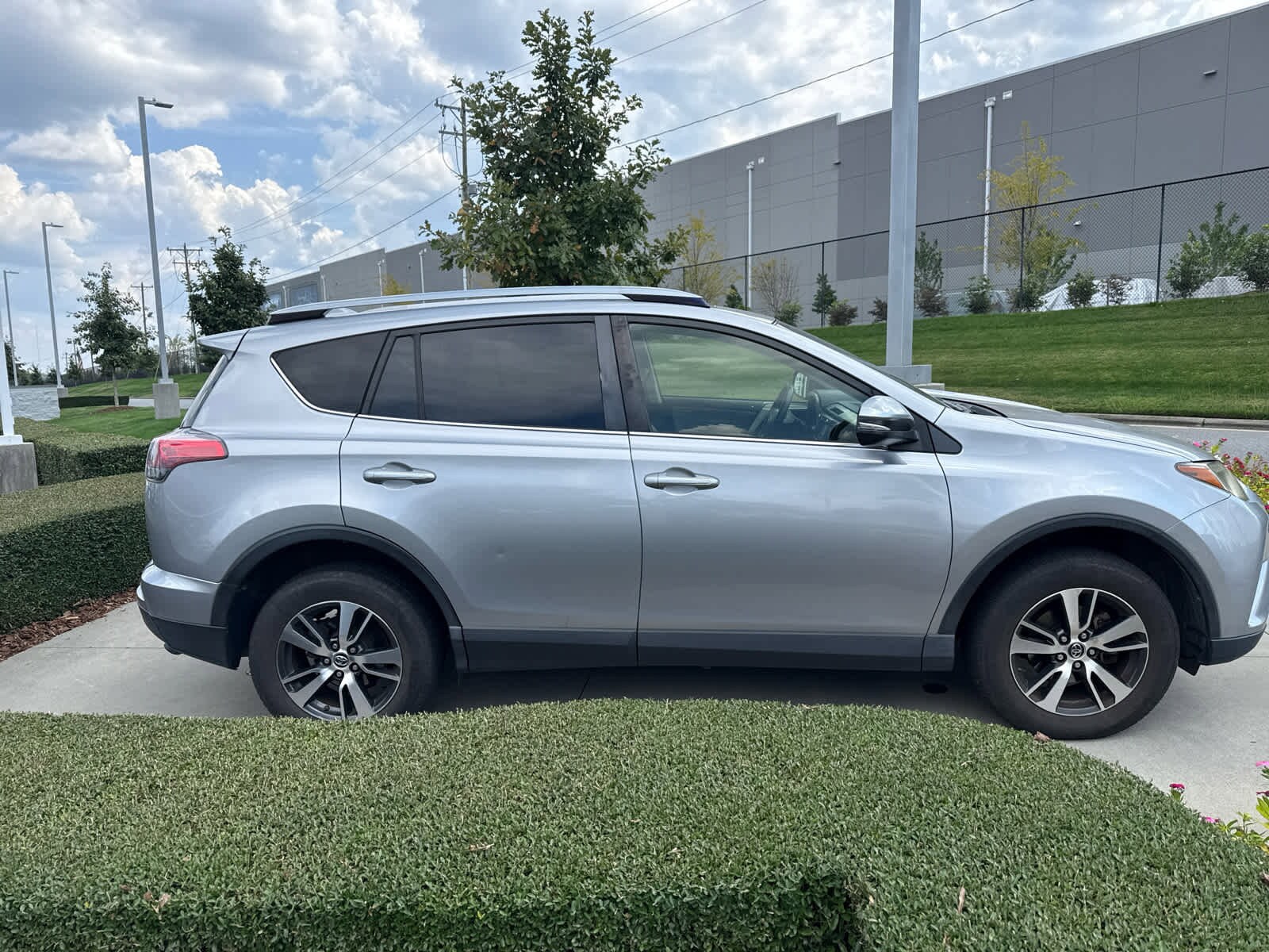 2018 Toyota RAV4 XLE photo 2