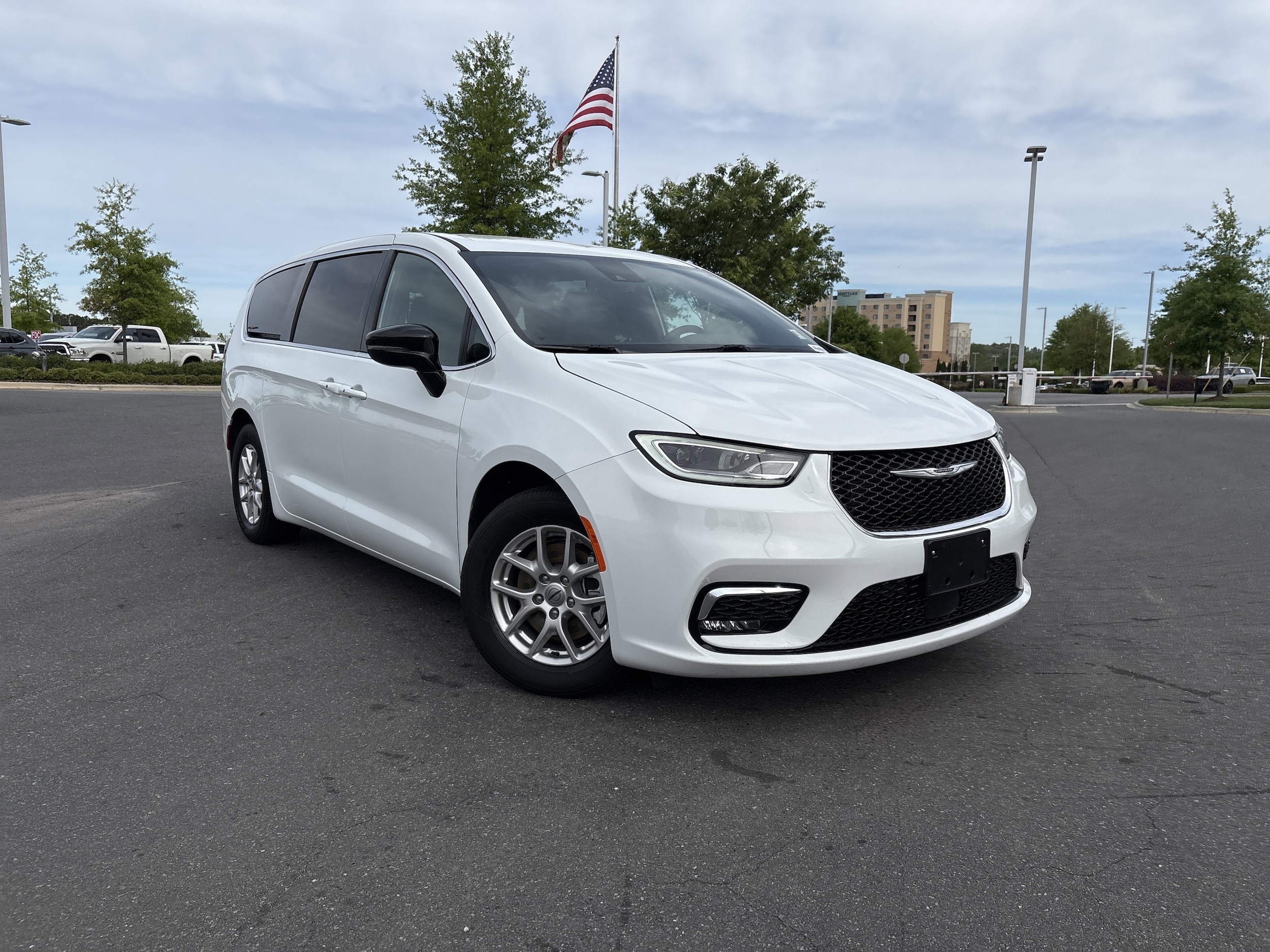 2025 Chrysler Pacifica Select photo 4