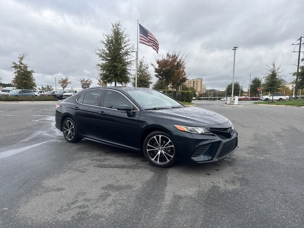 Used 2020 Toyota Camry SE Sedan