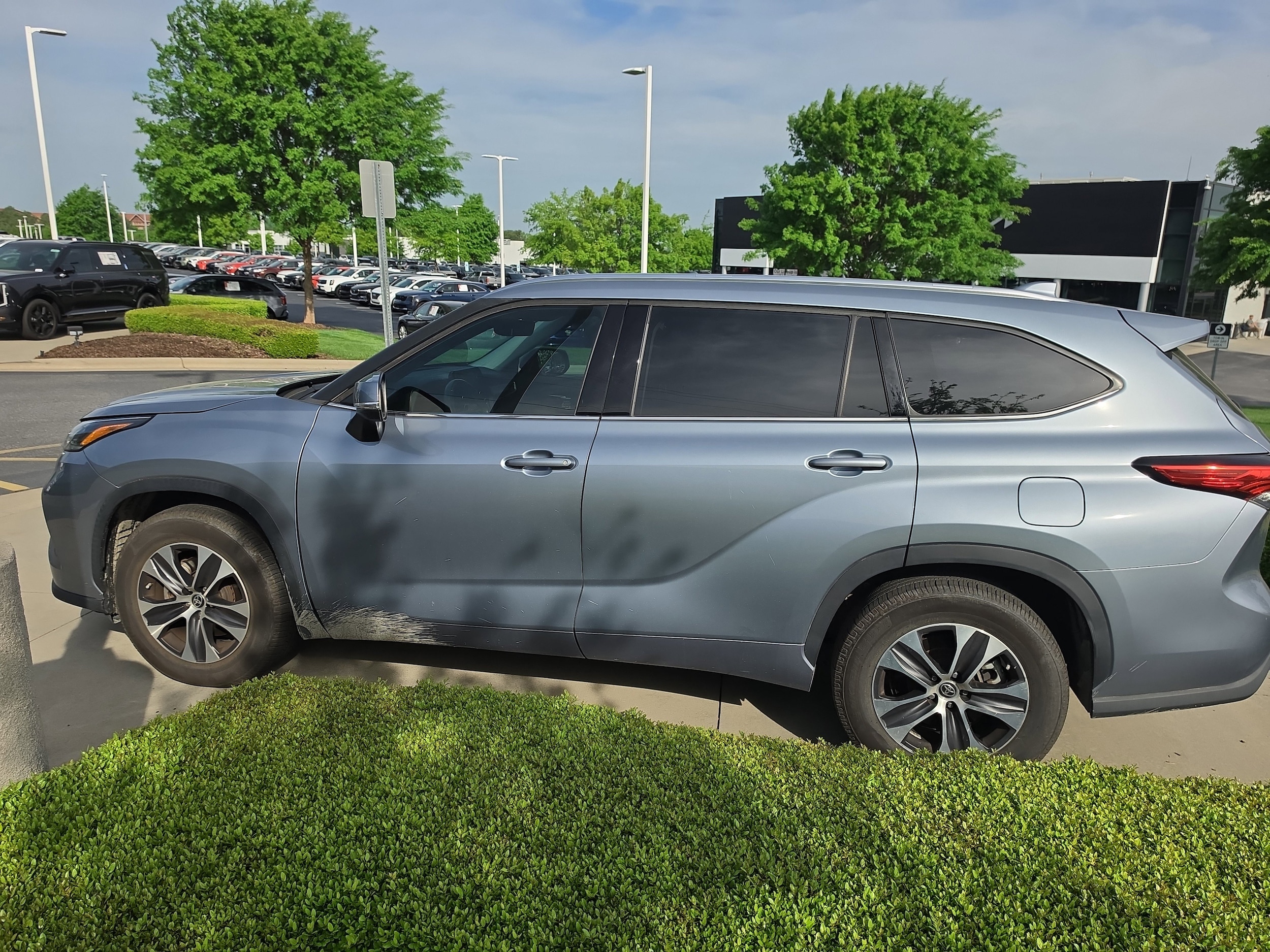 2021 Toyota Highlander XLE photo 3