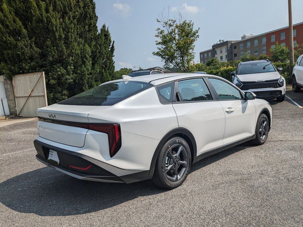 New 2025 Kia K4 LXS Sedan