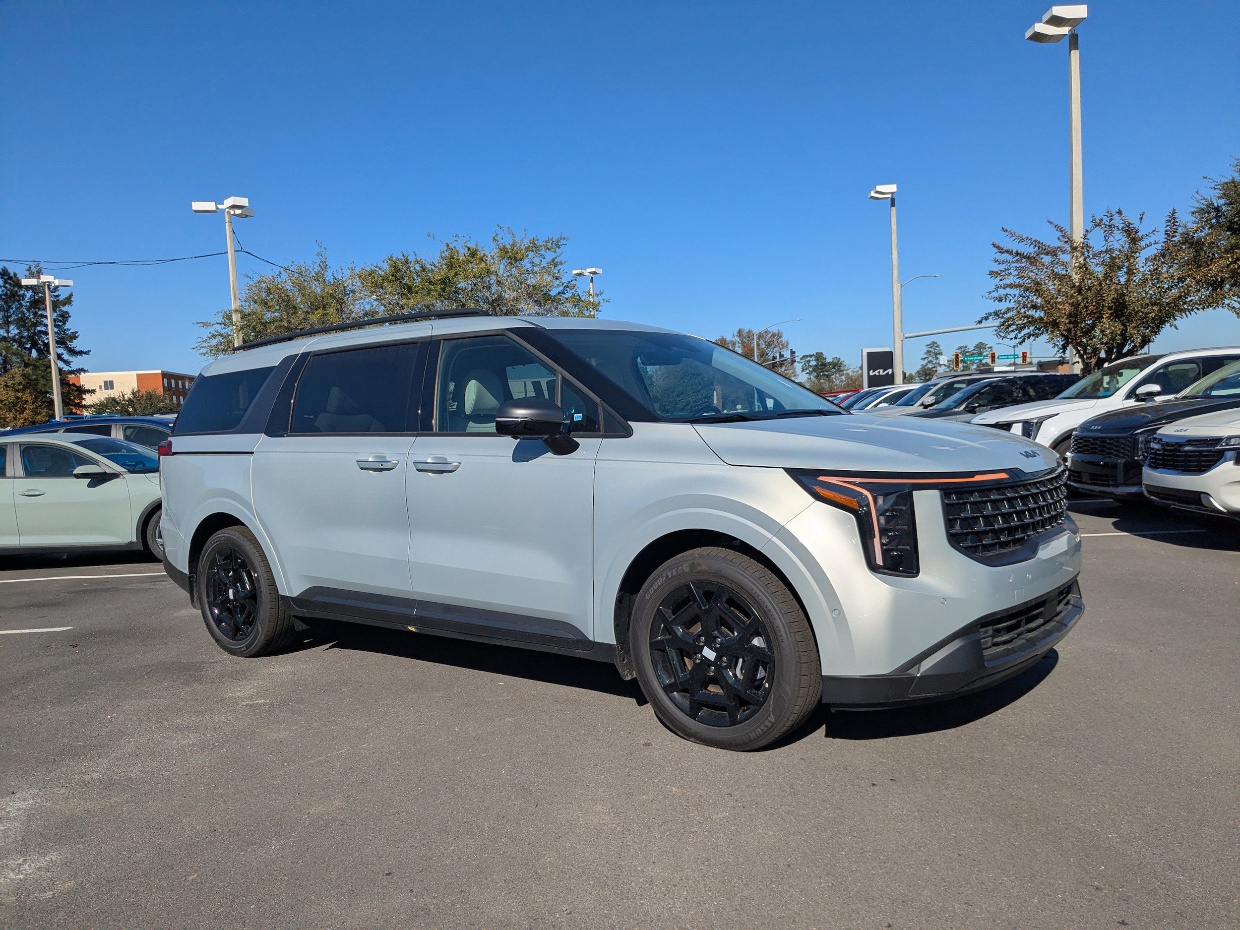 2026 Kia Carnival SX's photo