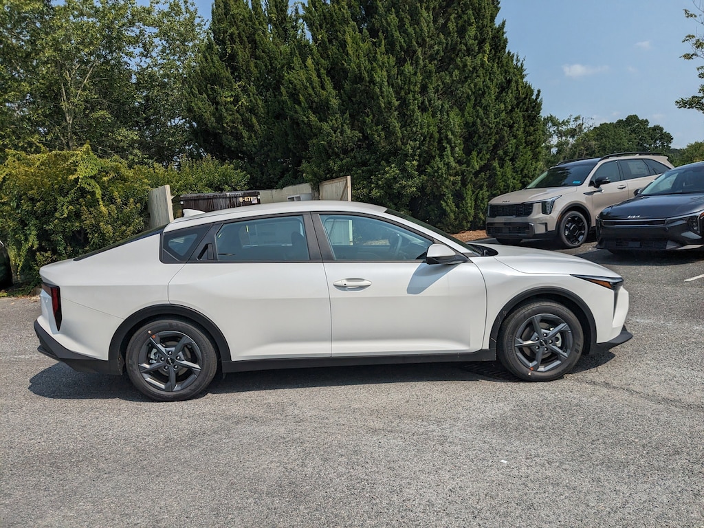 New 2025 Kia K4 LXS Sedan