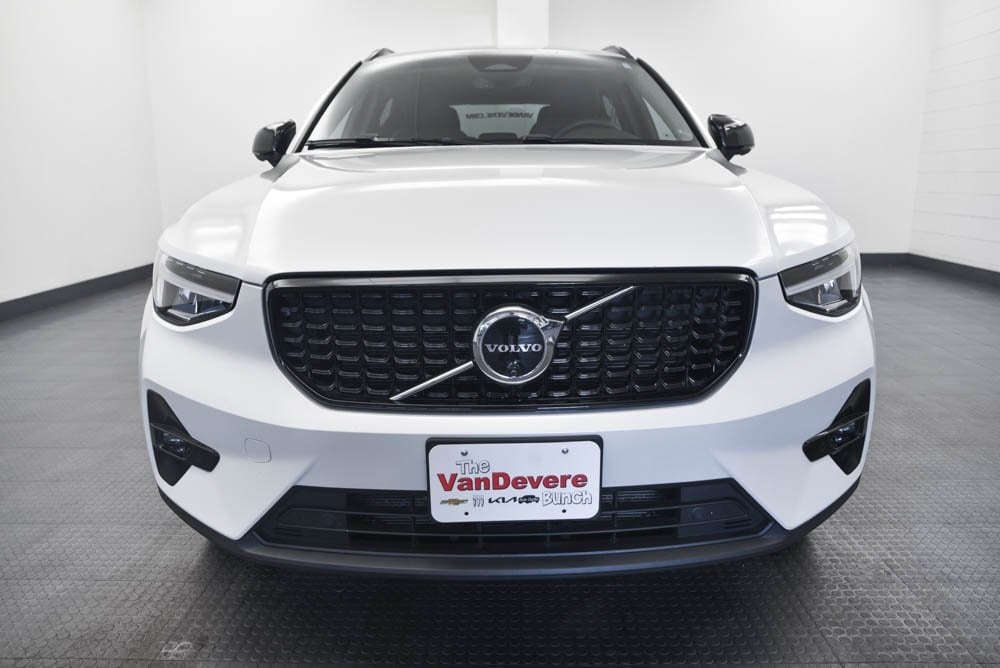 2025 Volvo XC40 Plus photo 2