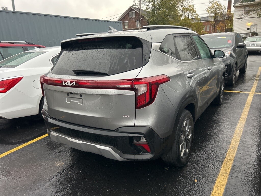 2024 Kia Seltos S photo 2