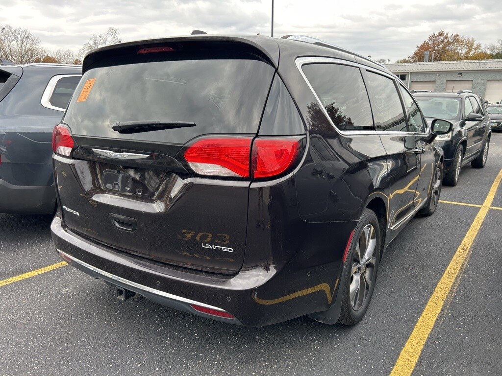 2017 Chrysler Pacifica Limited photo 2