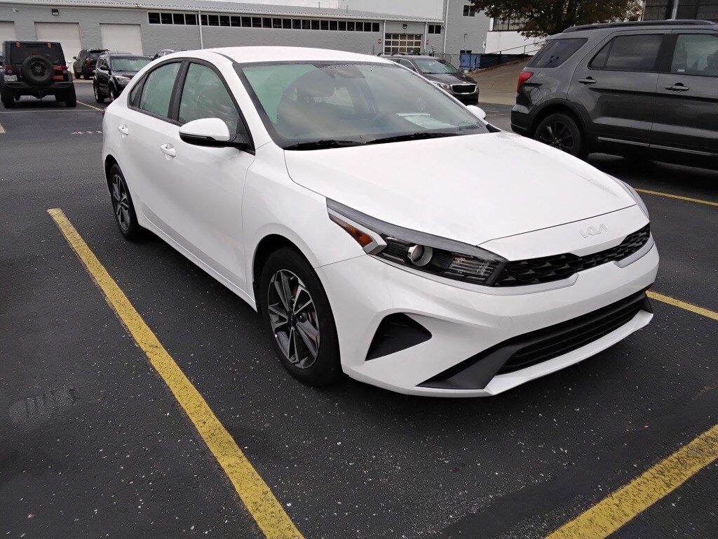 2023 Kia Forte LXS photo 3