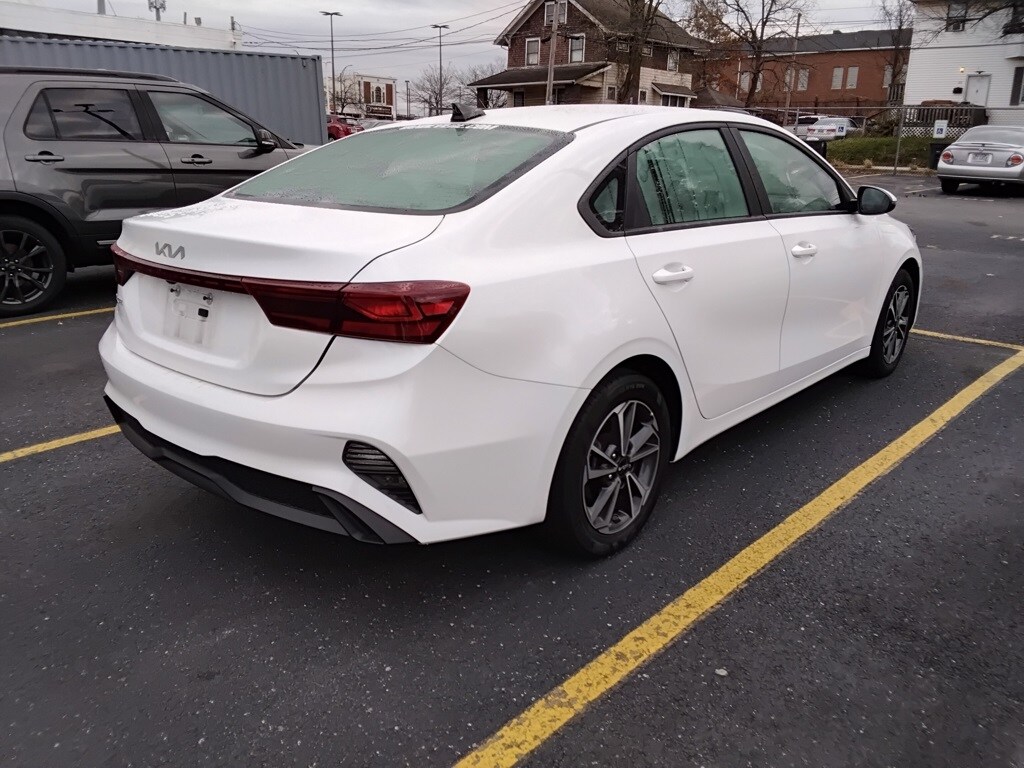 2023 Kia Forte LXS photo 4