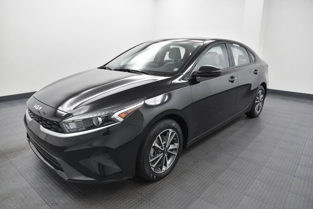 2023 Kia Forte LXS photo 3