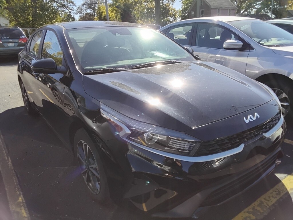 2023 Kia Forte LXS photo 2