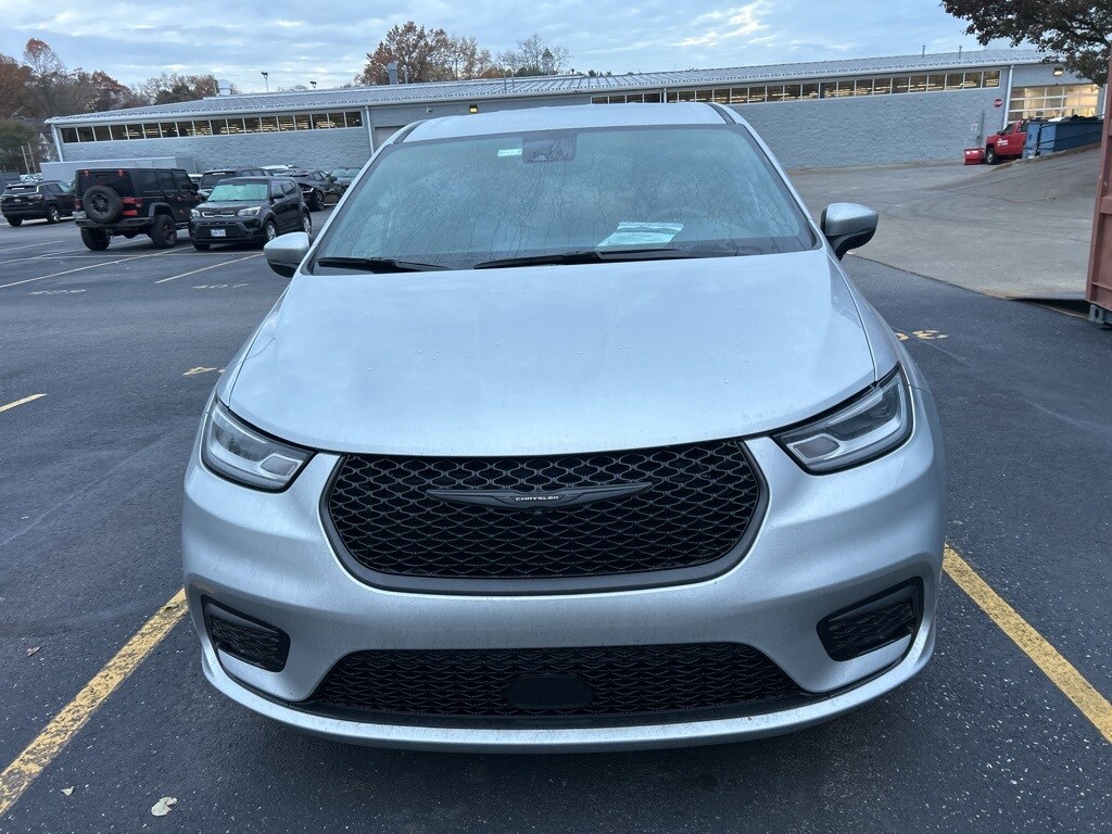 Used 2023 Chrysler Pacifica Hybrid Touring L Minivan/Van