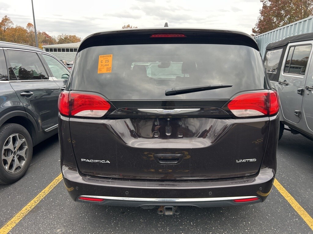 2017 Chrysler Pacifica Limited photo 3