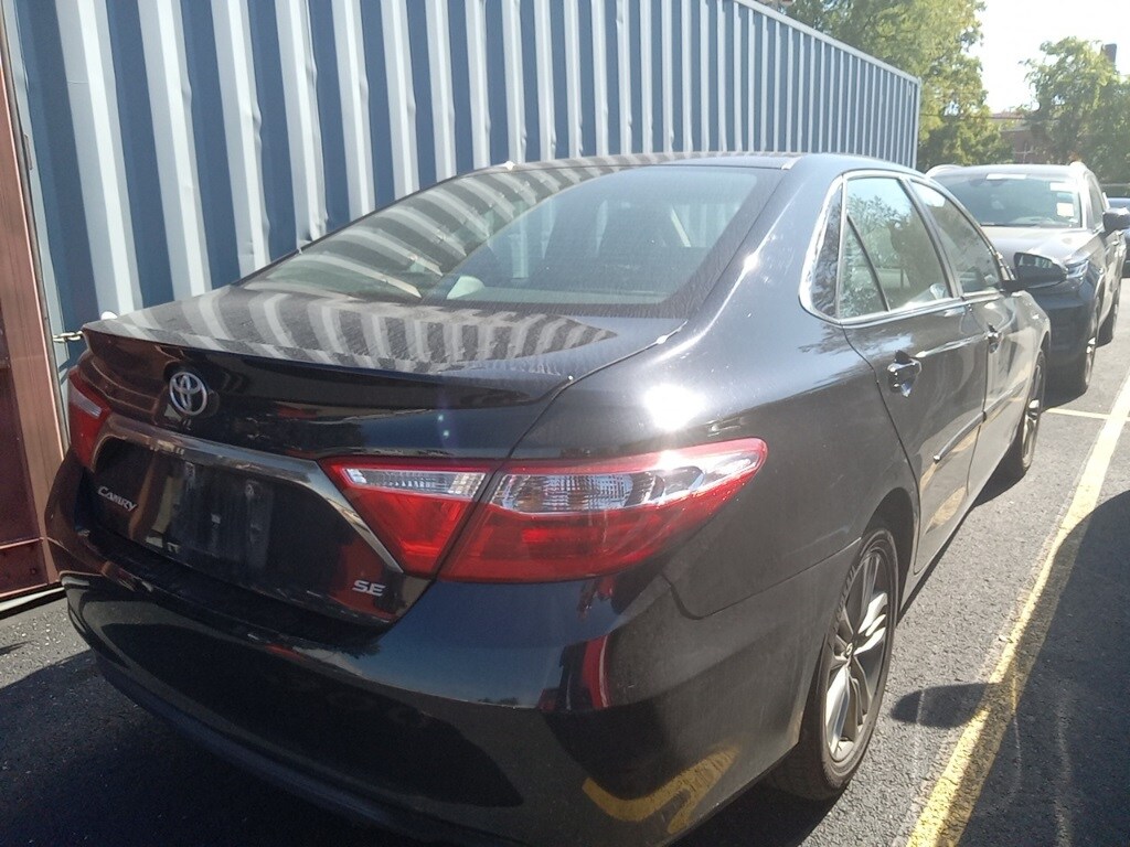 2017 Toyota Camry SE photo 3