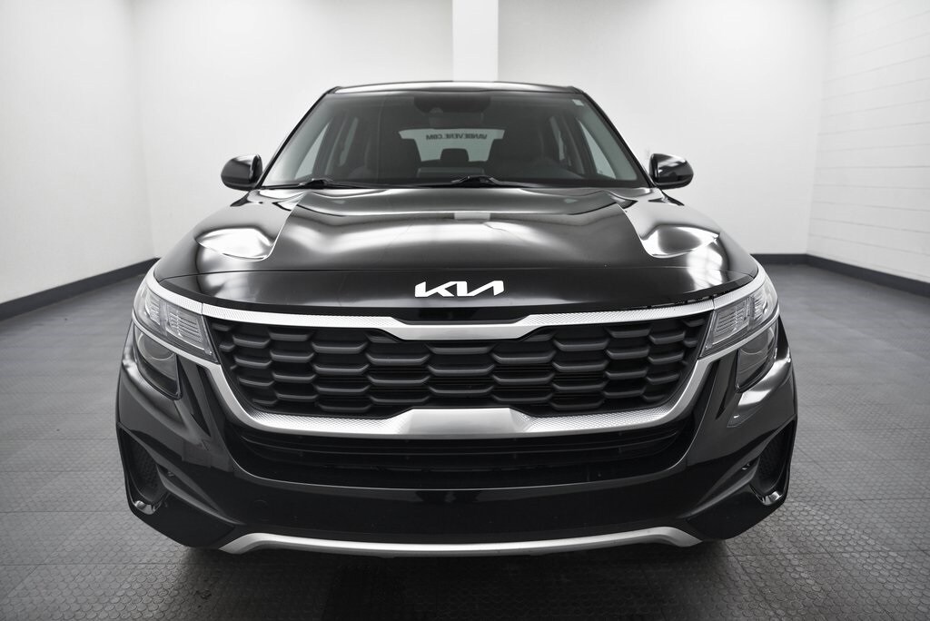 2023 Kia Seltos LX photo 2