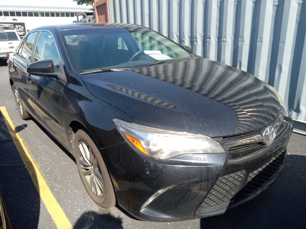 2017 Toyota Camry SE photo 2