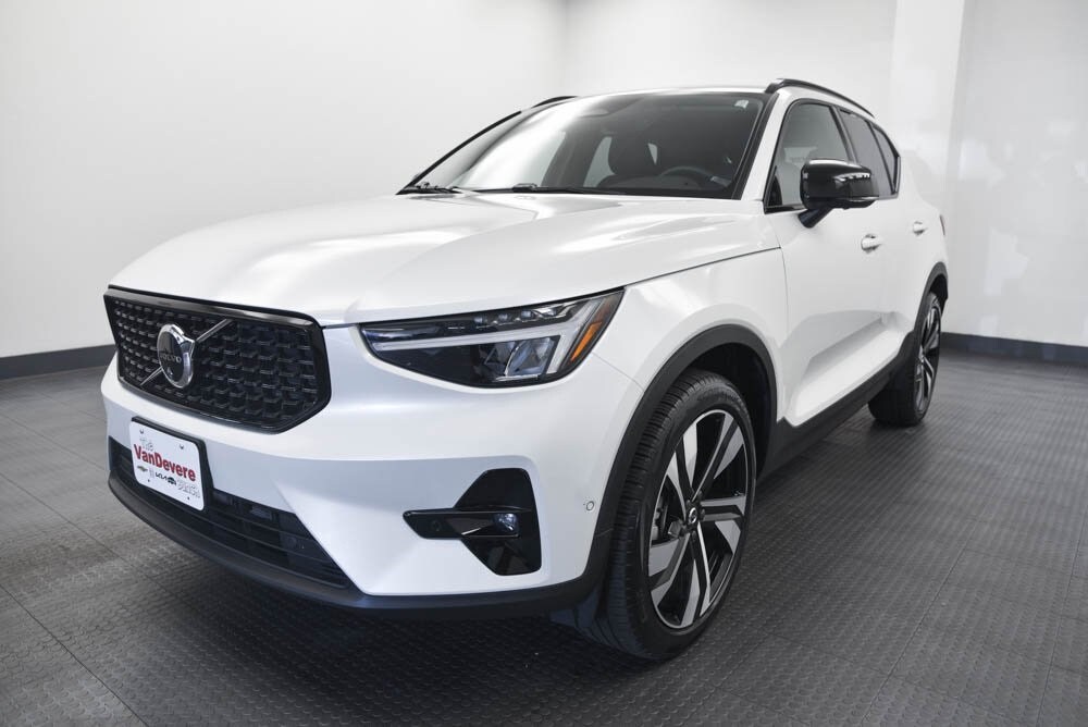 2025 Volvo XC40 Plus photo 3