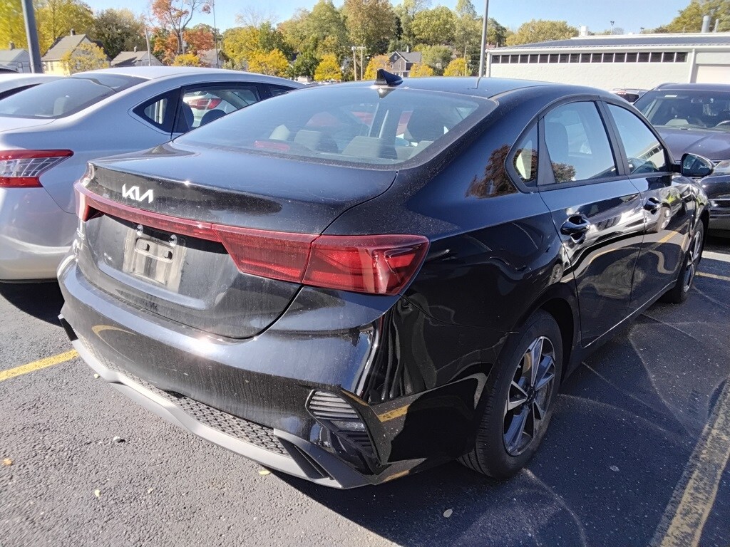 2023 Kia Forte LXS photo 3