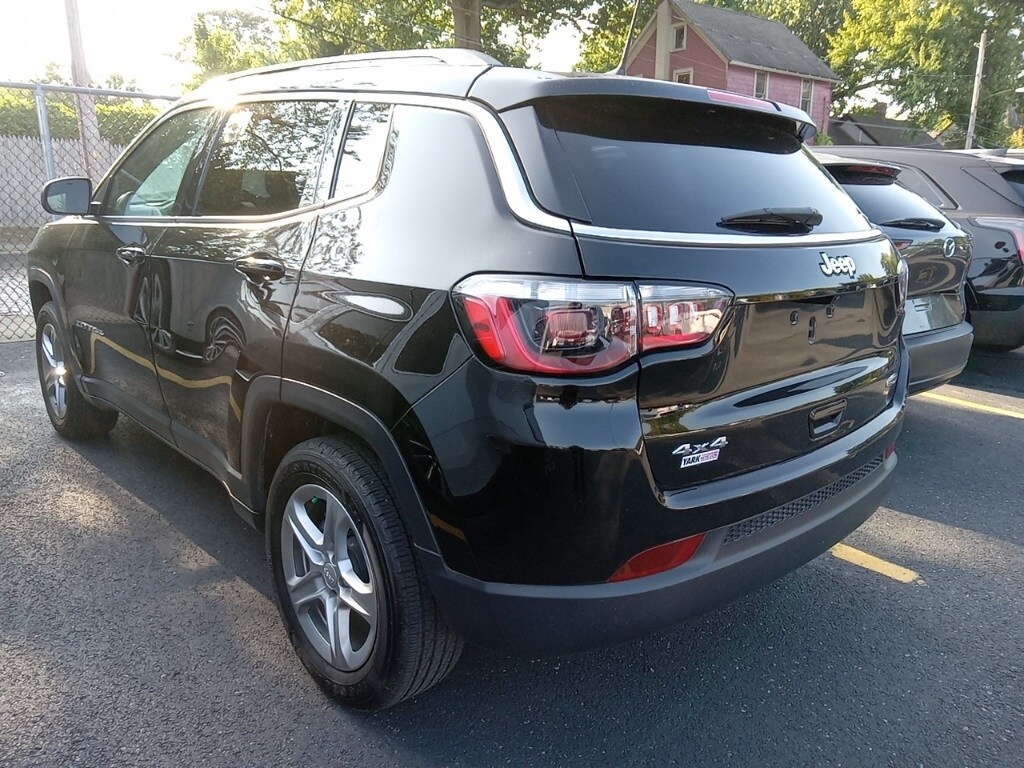 2023 Jeep Compass Latitude photo 2