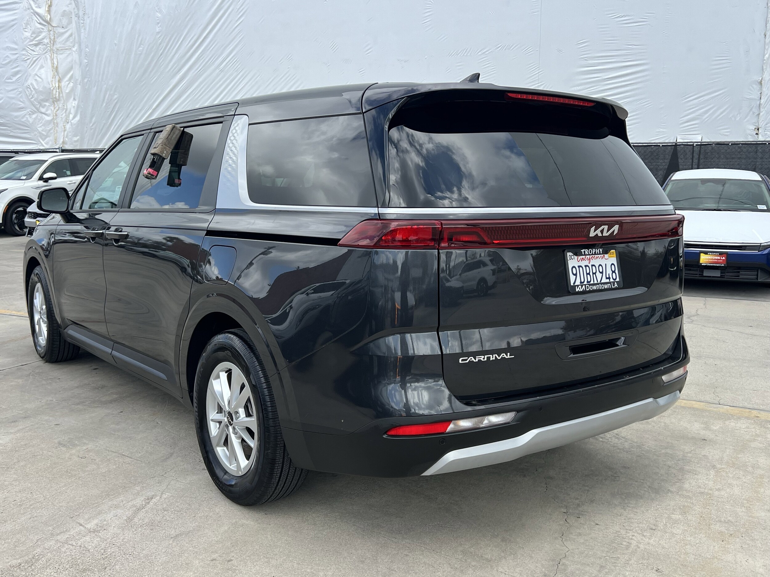 2023 Kia Carnival LX photo 2