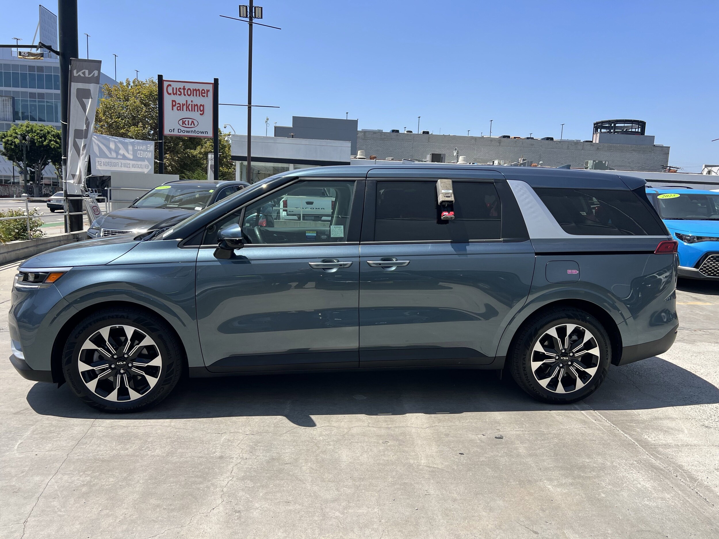 2024 Kia Carnival EX photo 2