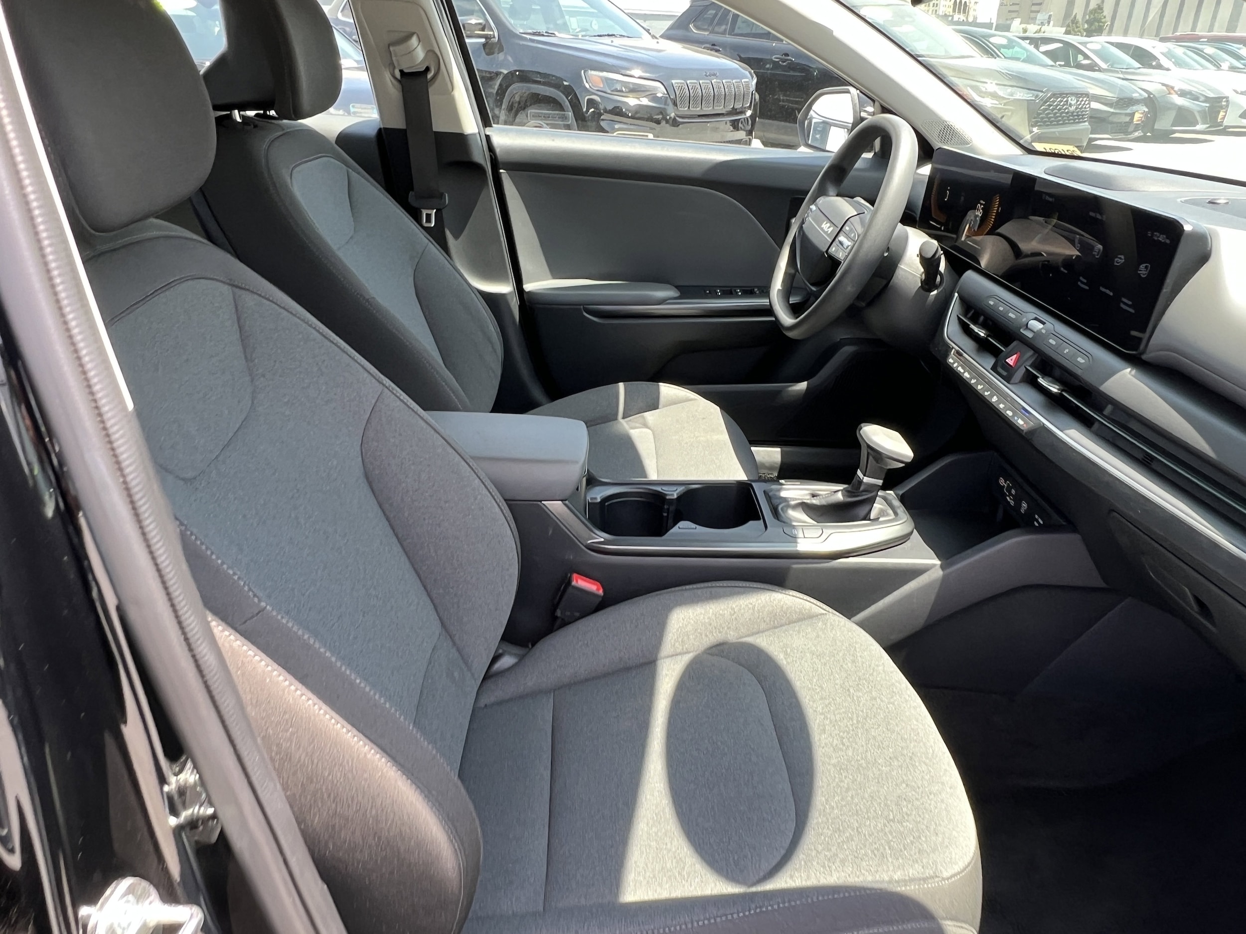 2025 Kia K4 LXS - Photo 17
